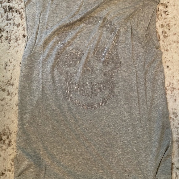 Now in blk 🖤Z & V  Studded skull tank. - Picture 6 of 8